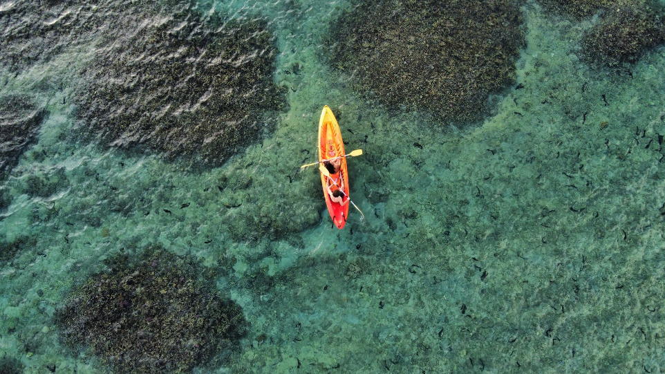 Photographie d'un kayak au dessus de l'océan