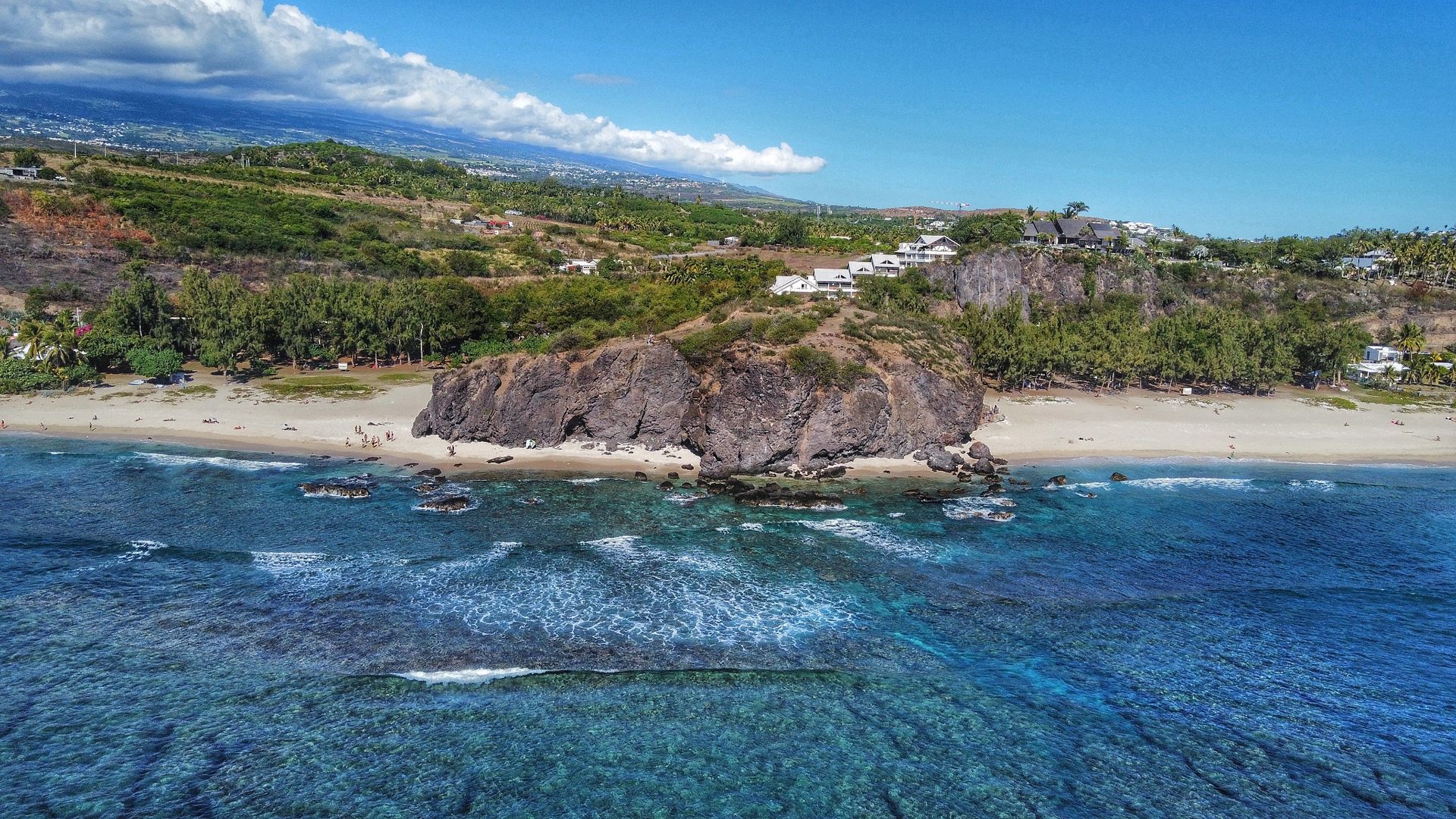 Photographie d'un relief sur la côte de La Réunion.